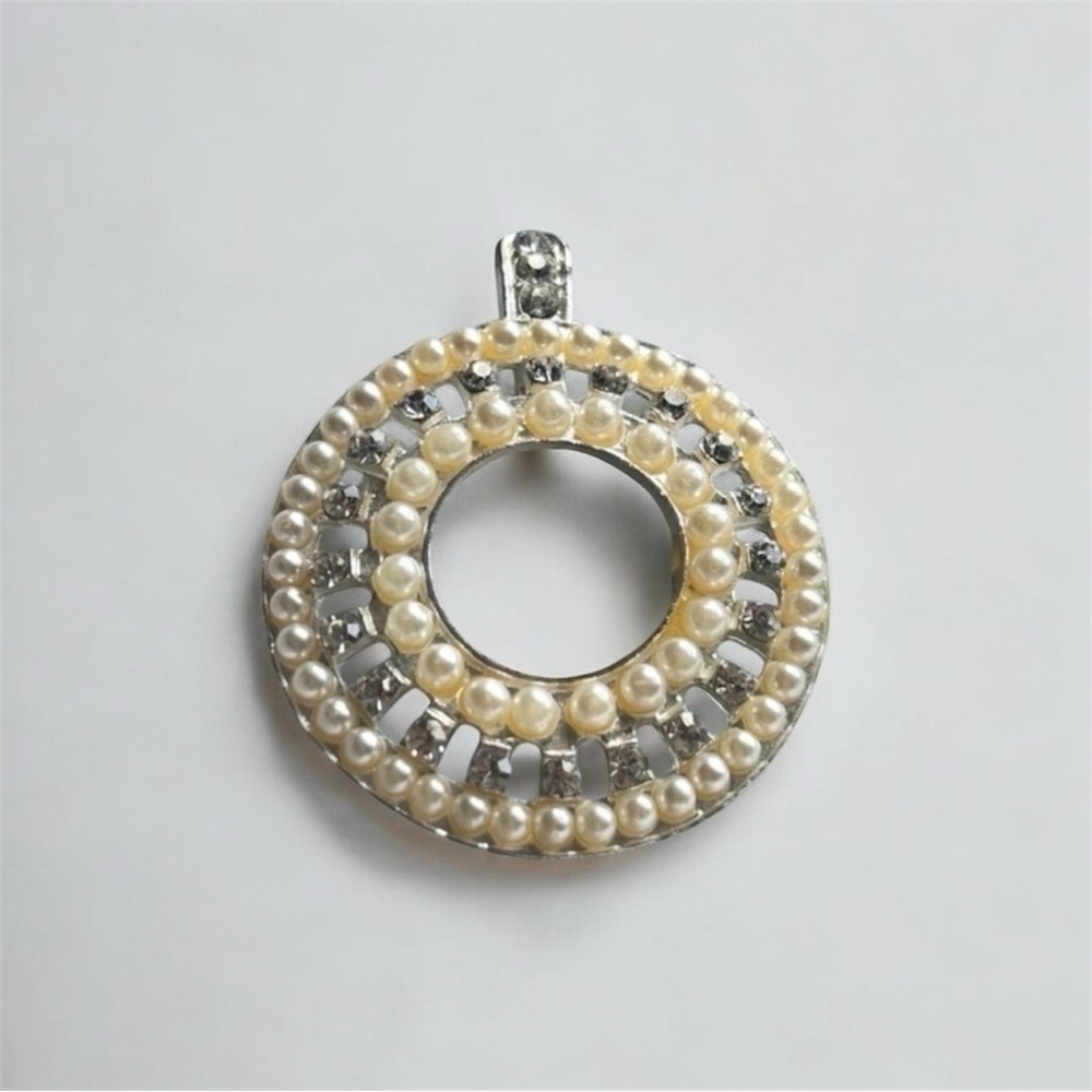 Vintage Silver Tone Faux Pearl & Rhinestone Halo Pendant Estate Finds - Picture 2 of 7